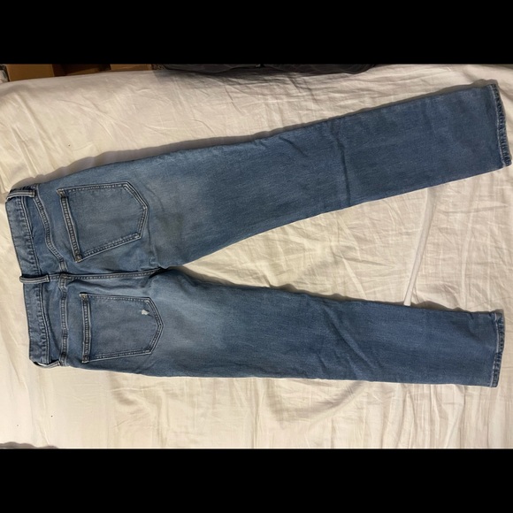 30x32 old navy “distressed” jeans lightly worn. Excellent condition - Picture 4 of 6